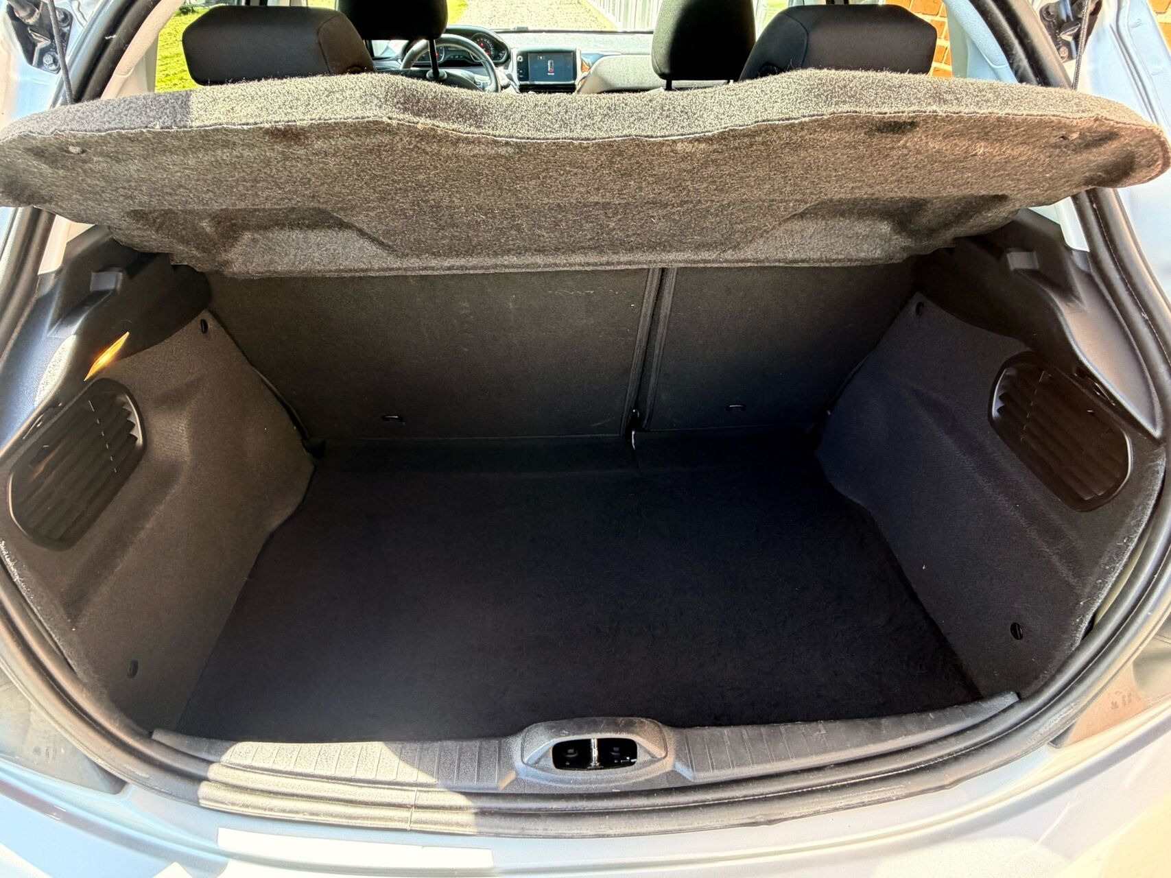 Sølv Peugeot 208 fra 2016