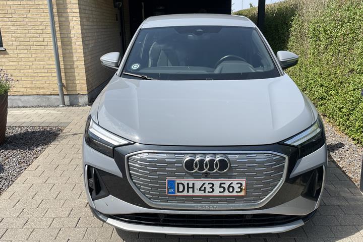 Grå Audi Q4 fra 2022