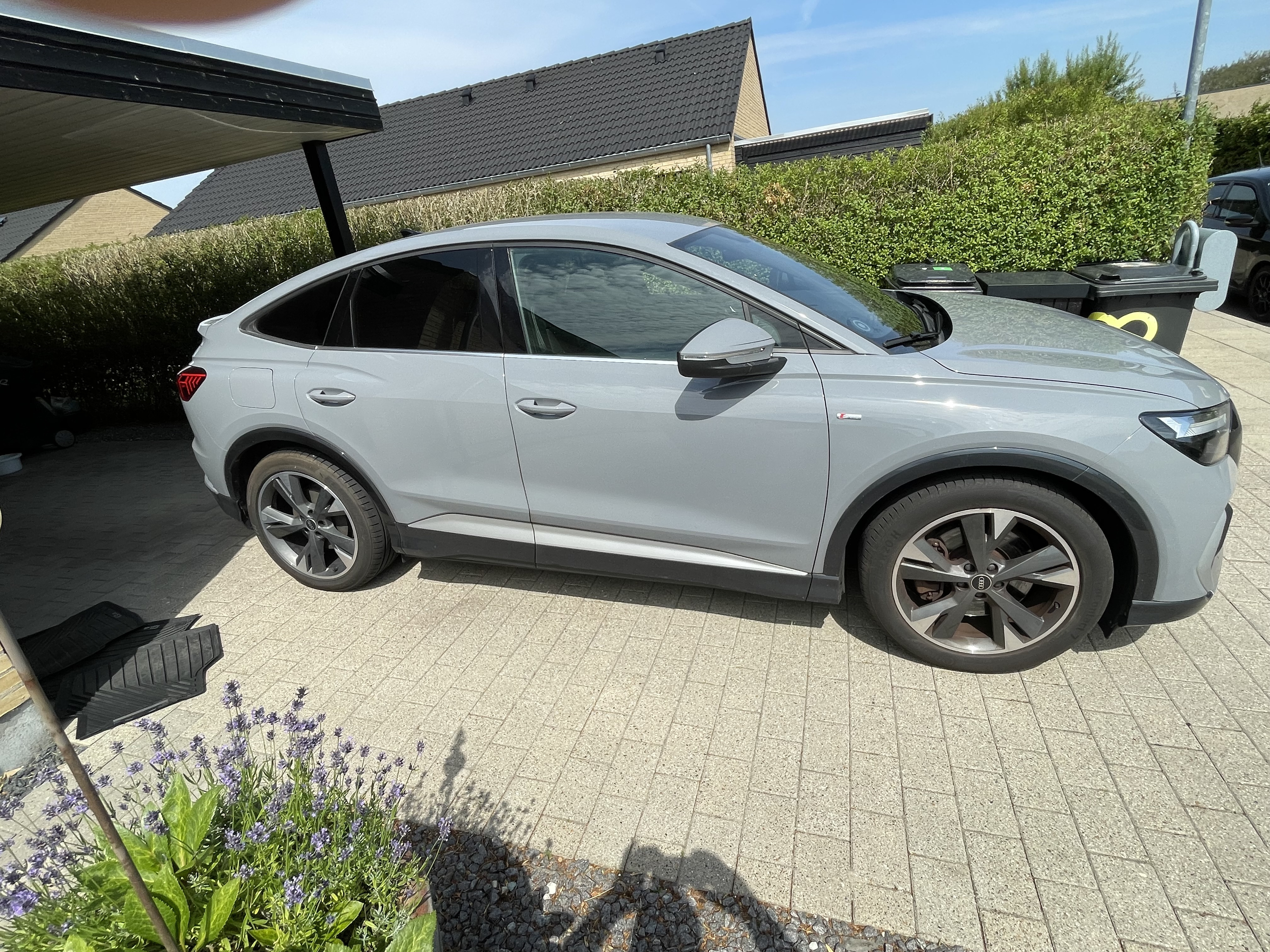 Grå Audi Q4 fra 2022
