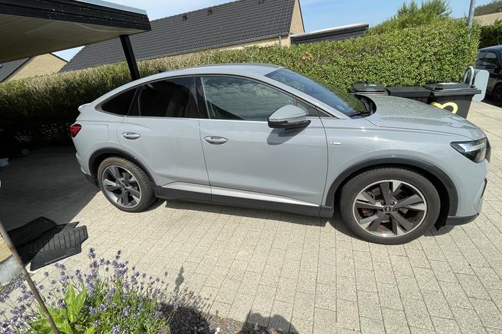 Grå Audi Q4 fra 2022