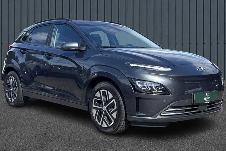 Grå Hyundai Kona fra 2022 set udefra