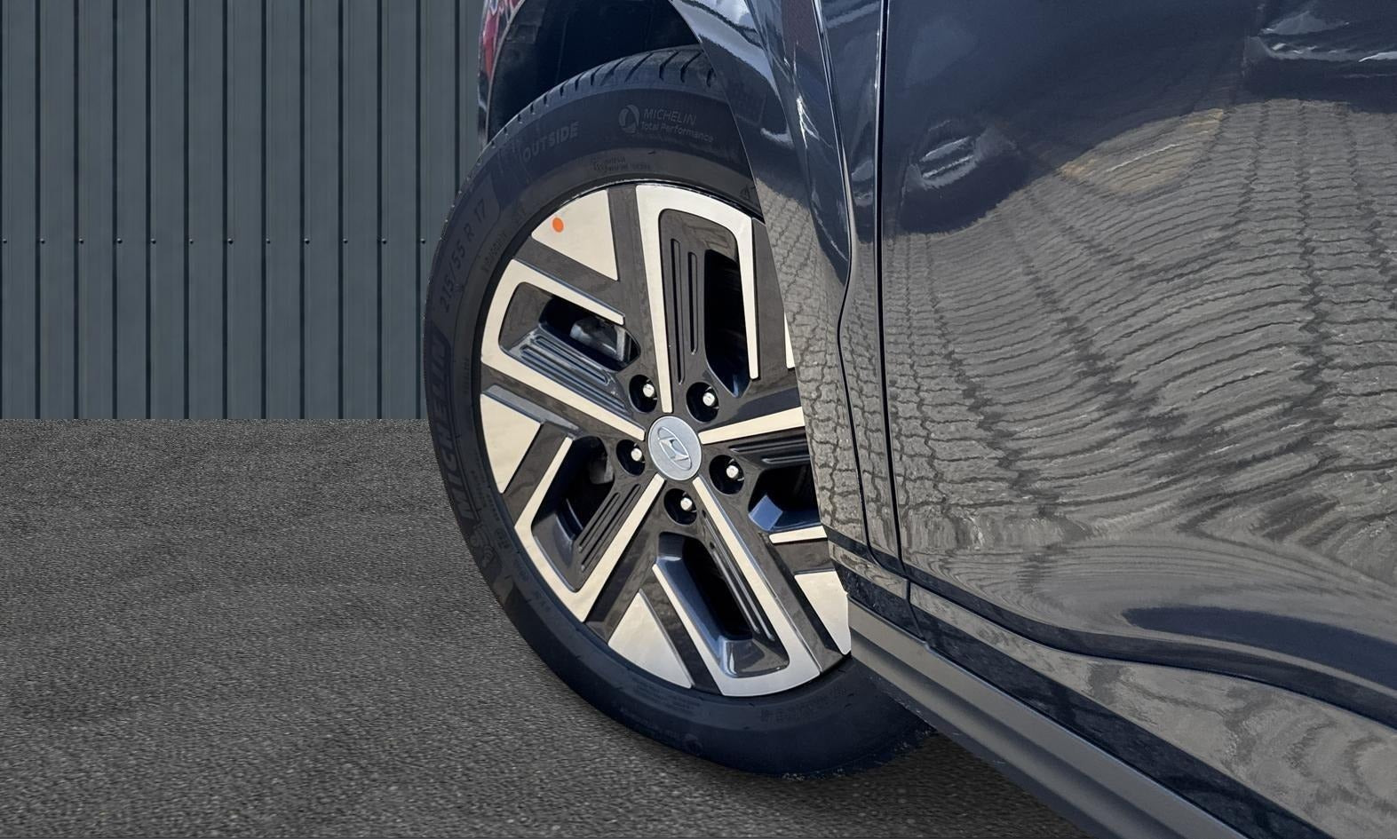 Grå Hyundai Kona fra 2022