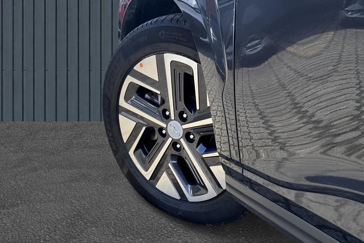 Grå Hyundai Kona fra 2022