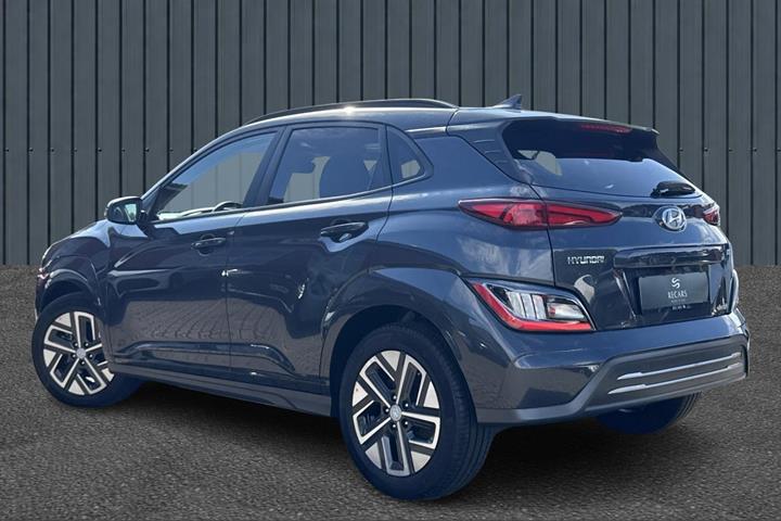 Grå Hyundai Kona fra 2022