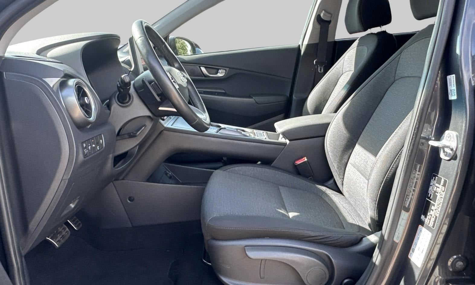 Grå Hyundai Kona fra 2022