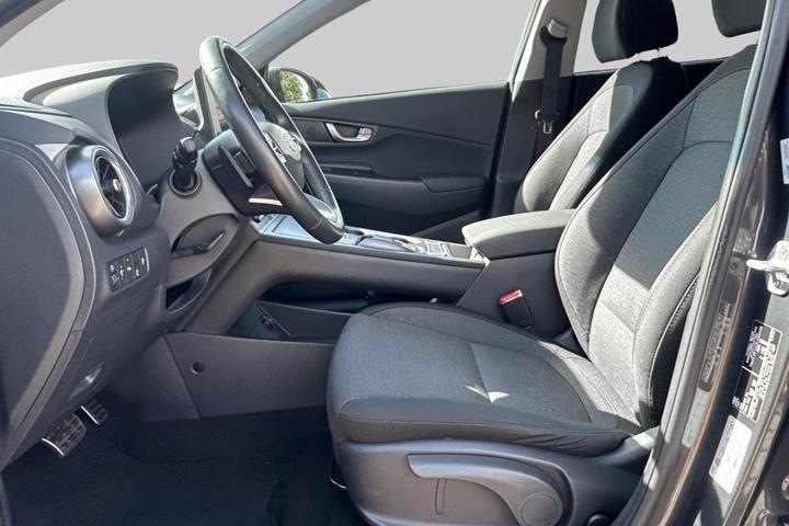 Grå Hyundai Kona fra 2022