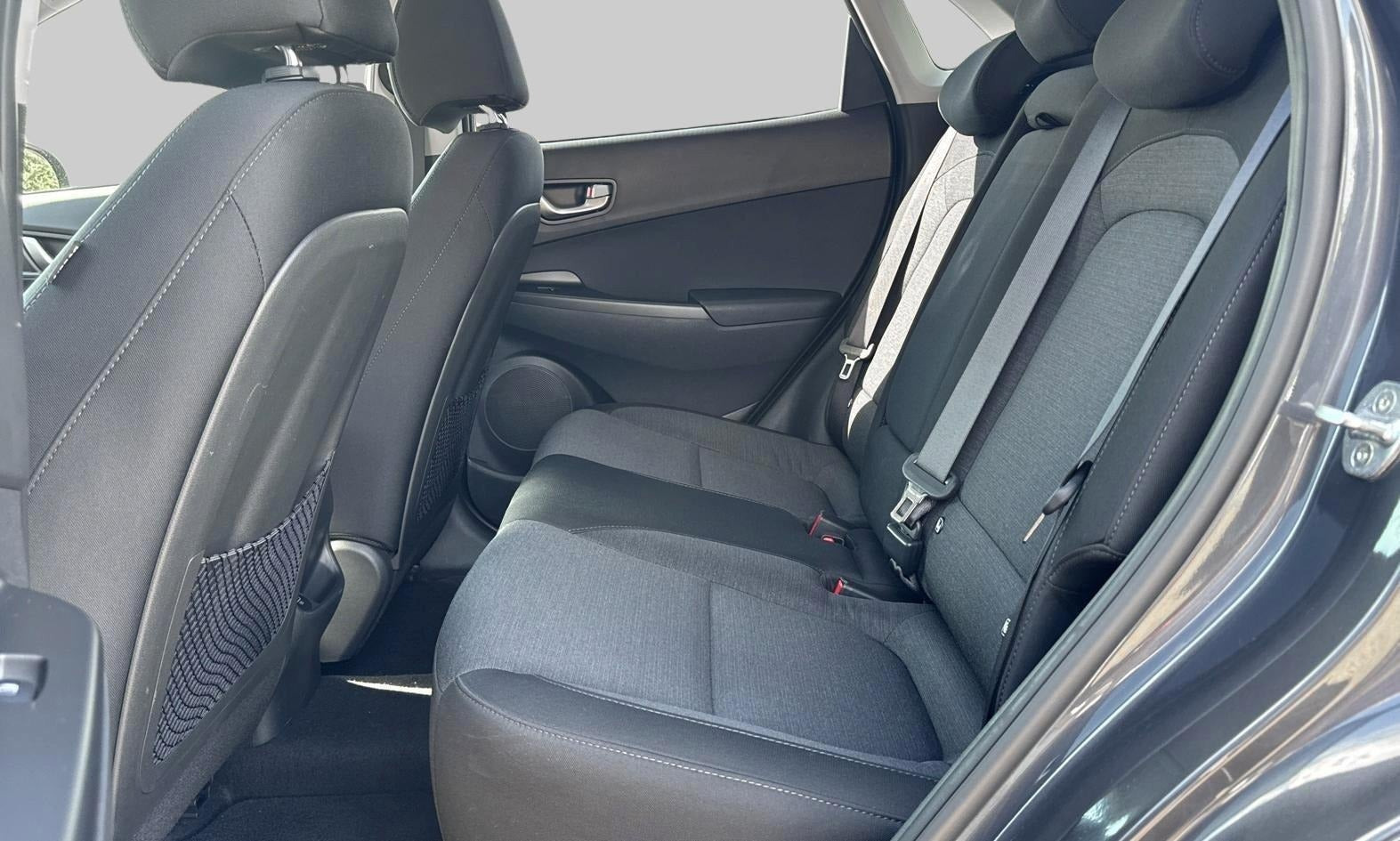 Grå Hyundai Kona fra 2022