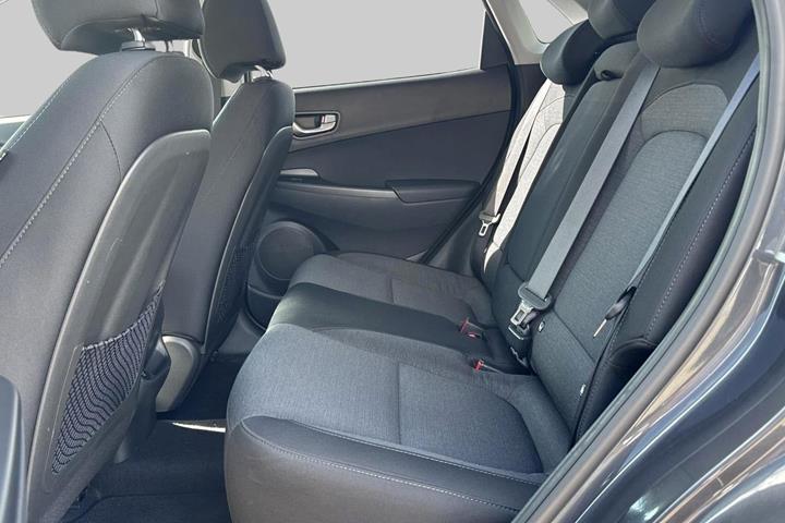 Grå Hyundai Kona fra 2022