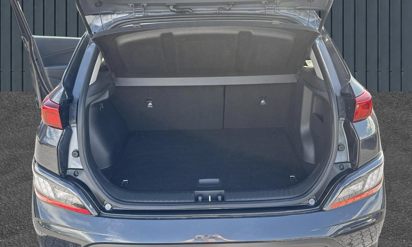 Grå Hyundai Kona fra 2022