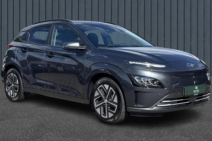 Grå Hyundai Kona fra 2023