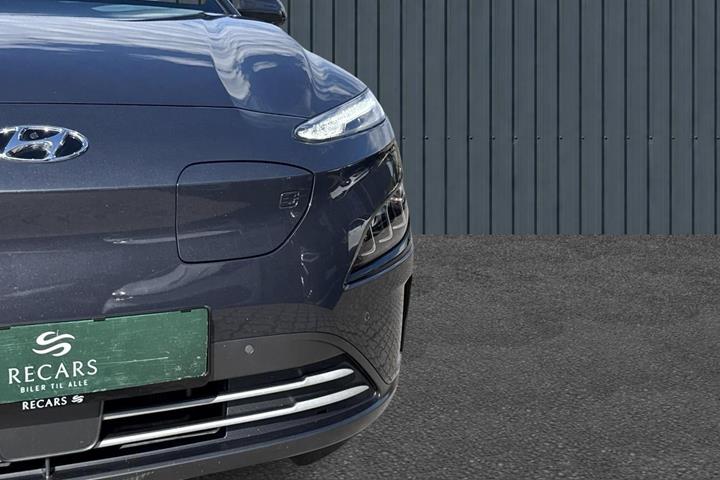 Grå Hyundai Kona fra 2023