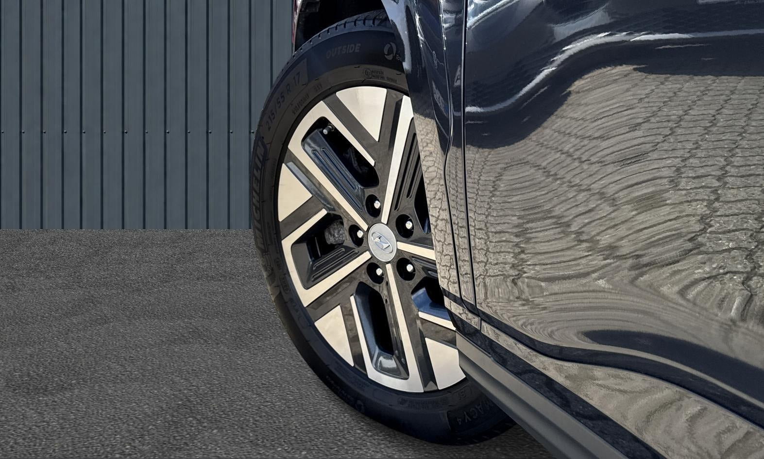 Grå Hyundai Kona fra 2023