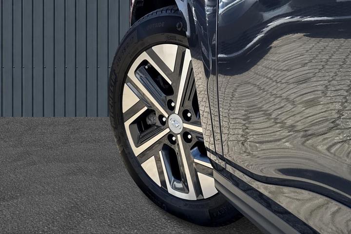 Grå Hyundai Kona fra 2023