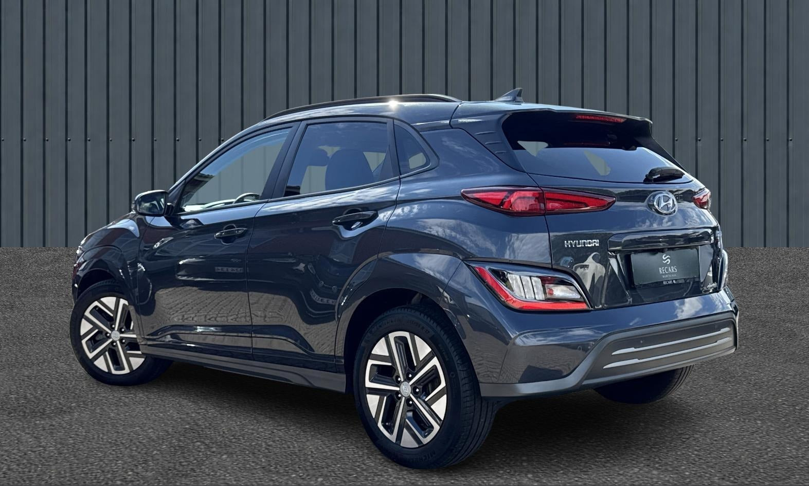 Grå Hyundai Kona fra 2023