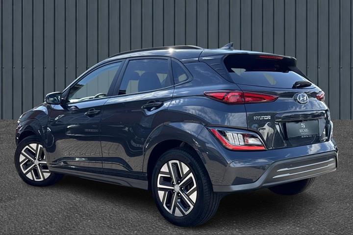 Grå Hyundai Kona fra 2023