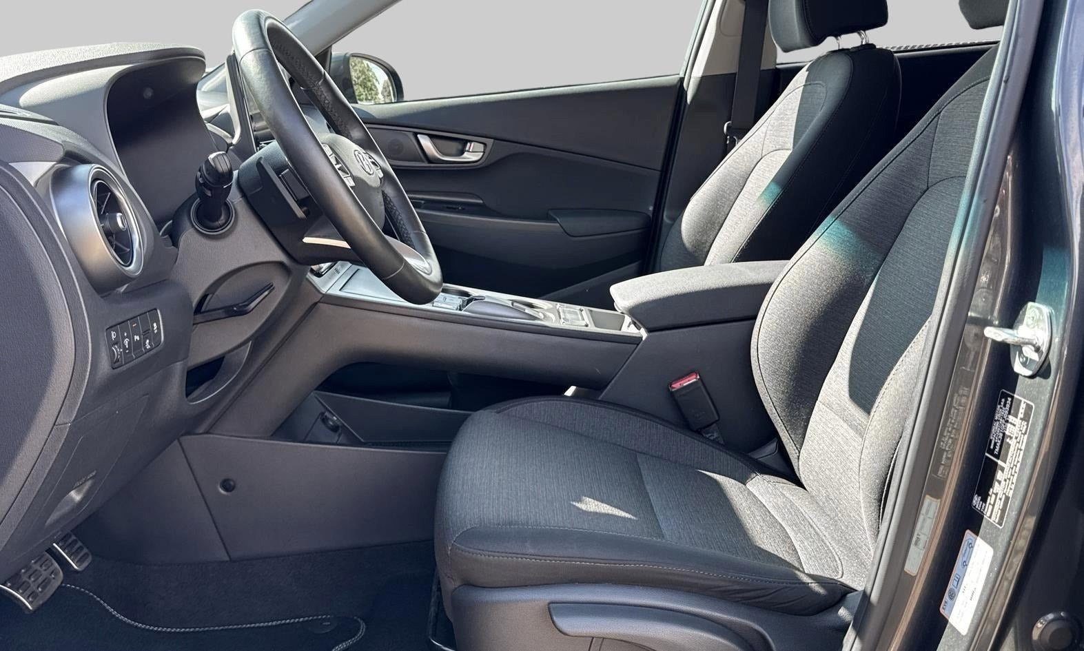 Grå Hyundai Kona fra 2023