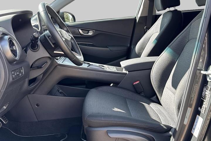 Grå Hyundai Kona fra 2023