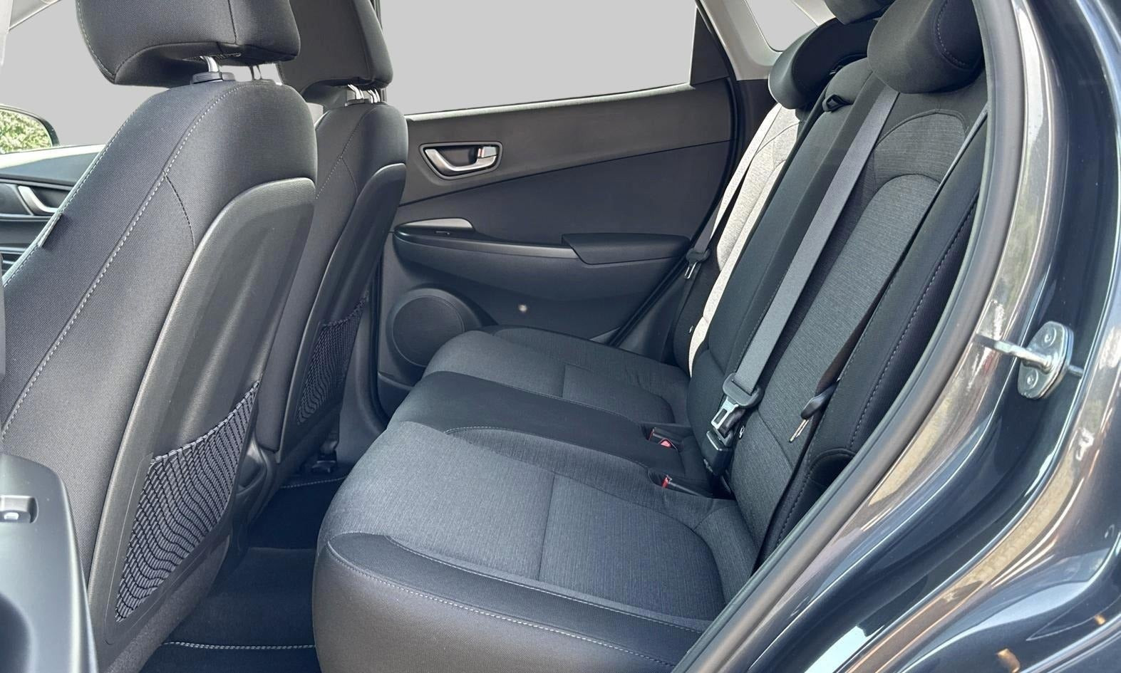 Grå Hyundai Kona fra 2023