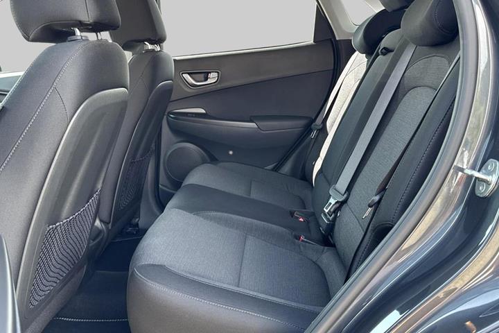 Grå Hyundai Kona fra 2023