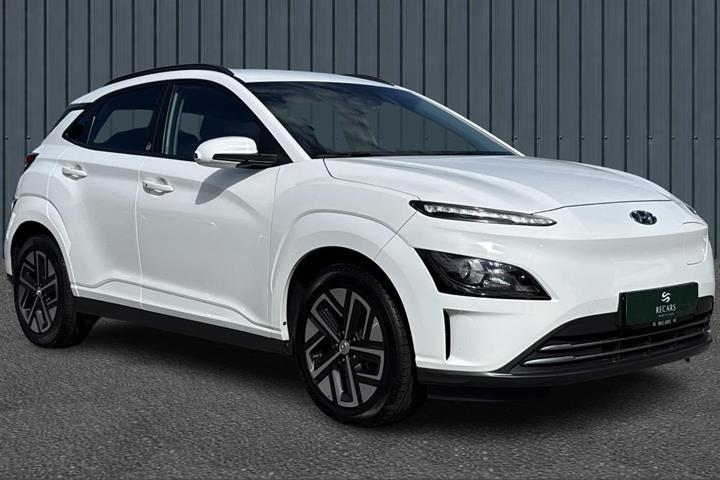 Hvid Hyundai Kona fra 2022 set udefra