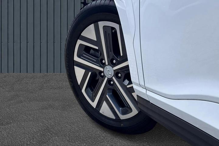 Hvid Hyundai Kona fra 2022