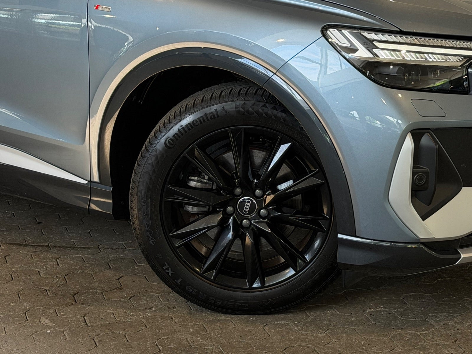 Blå Audi Q4 e-tron fra 2022