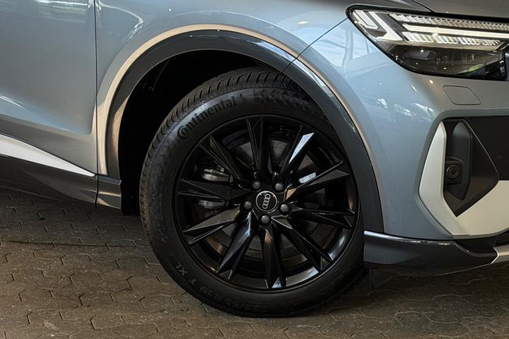 Blå Audi Q4 e-tron fra 2022