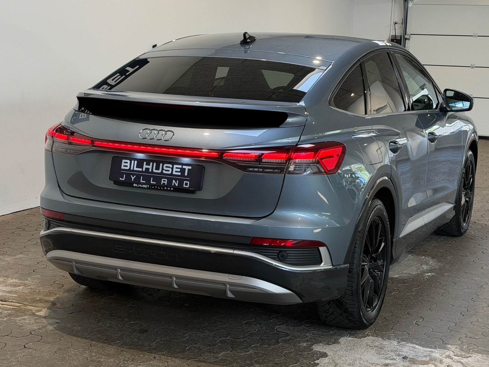 Blå Audi Q4 e-tron fra 2022