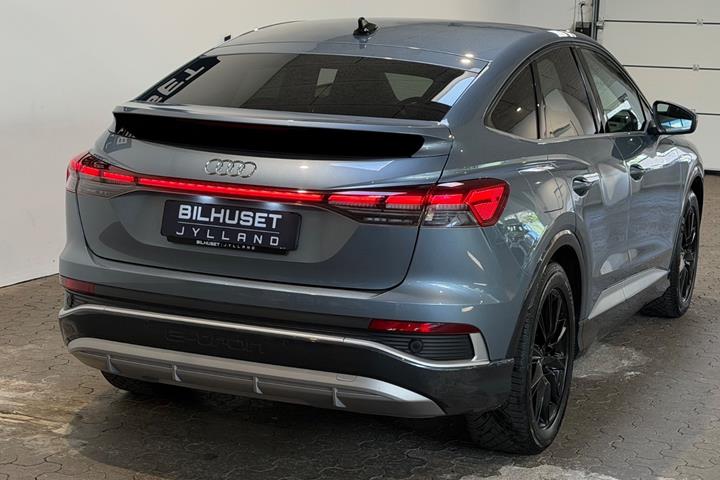 Blå Audi Q4 e-tron fra 2022