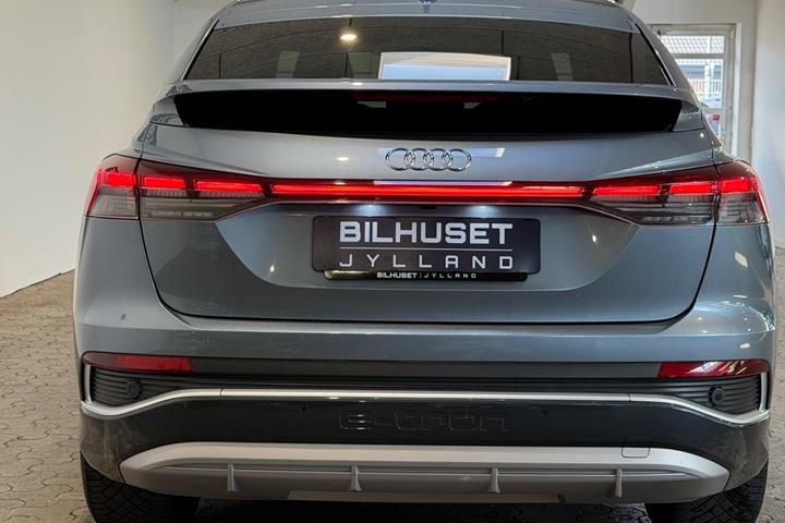 Blå Audi Q4 e-tron fra 2022