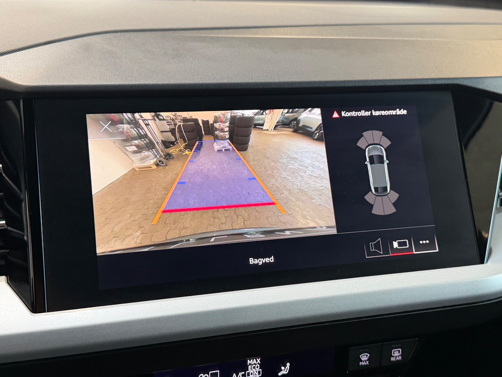 Blå Audi Q4 e-tron fra 2022