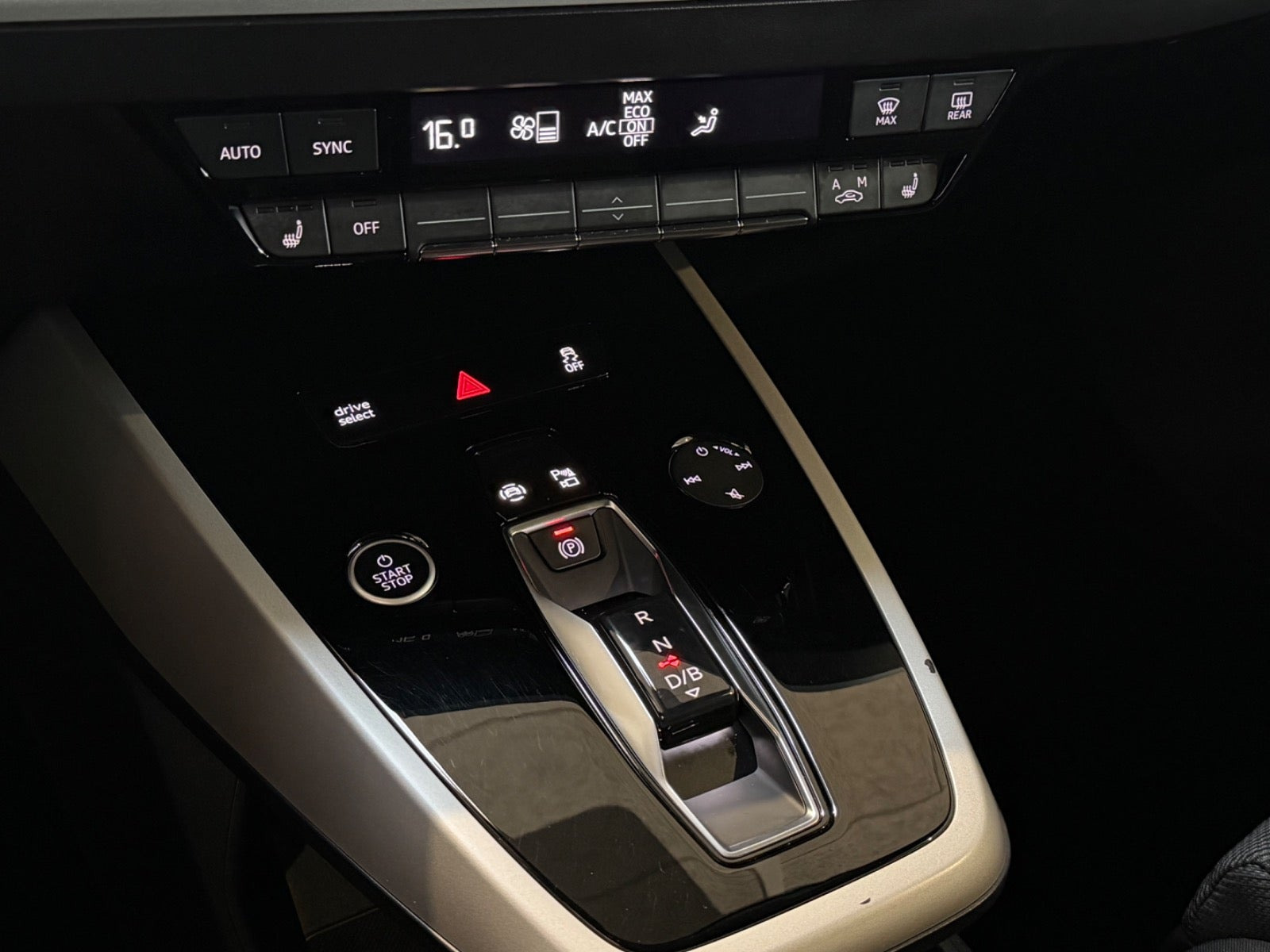Blå Audi Q4 e-tron fra 2022