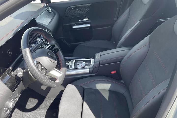 Sølv Mercedes EQA250+ fra 2025