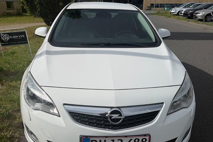 Hvid Opel Astra fra 2012