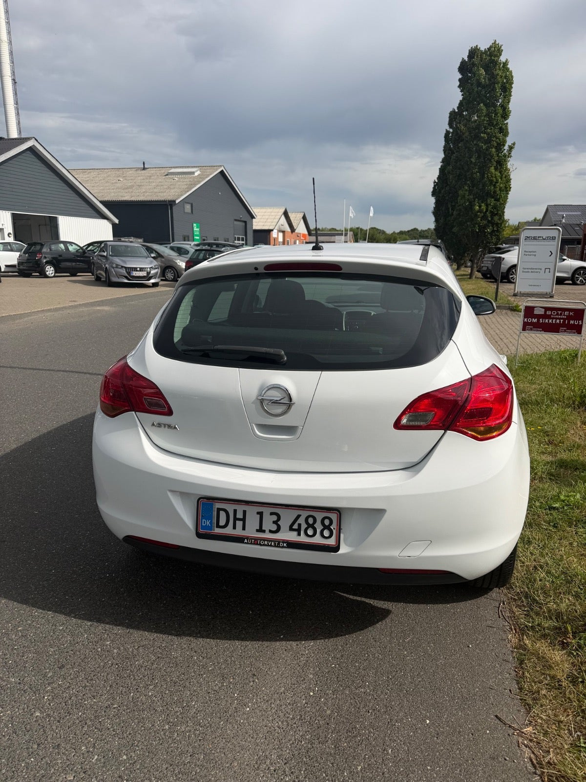 Hvid Opel Astra fra 2012