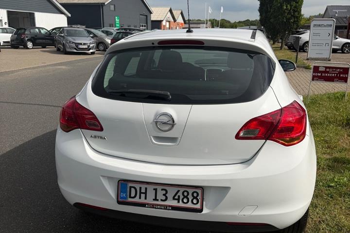 Hvid Opel Astra fra 2012