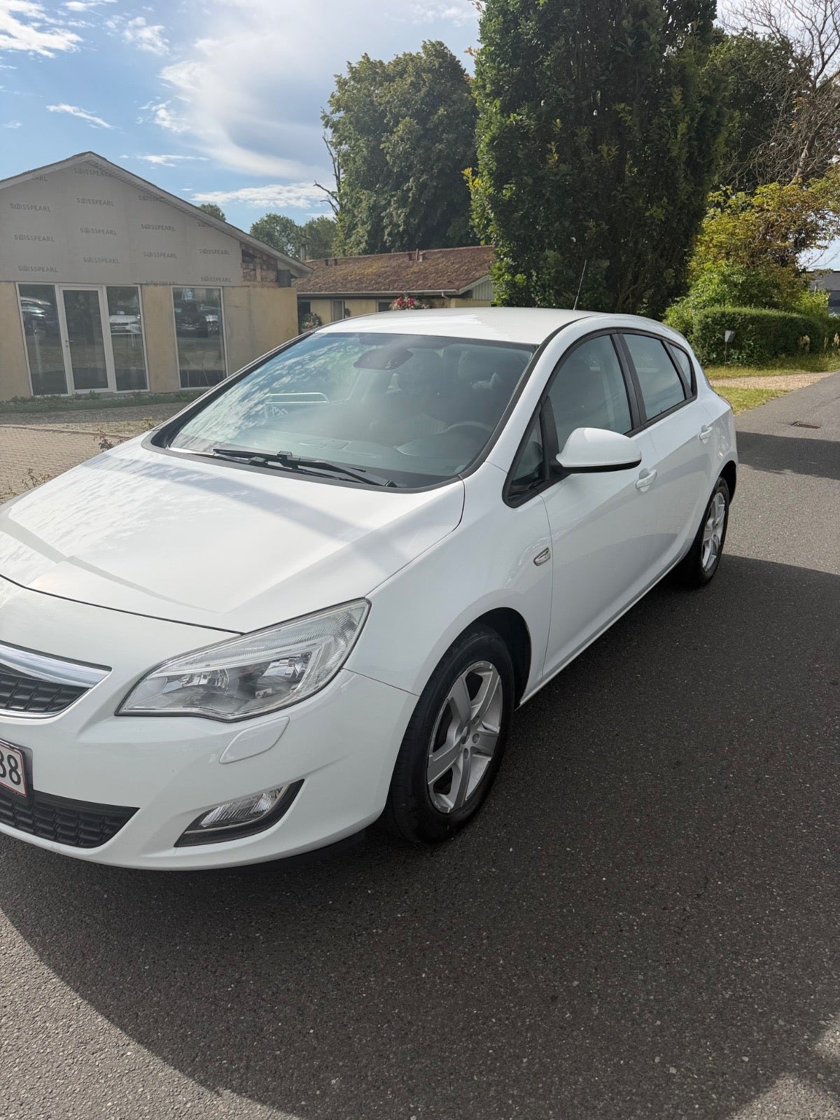 Hvid Opel Astra fra 2012