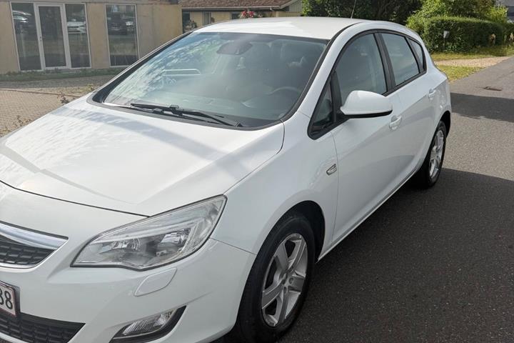 Hvid Opel Astra fra 2012