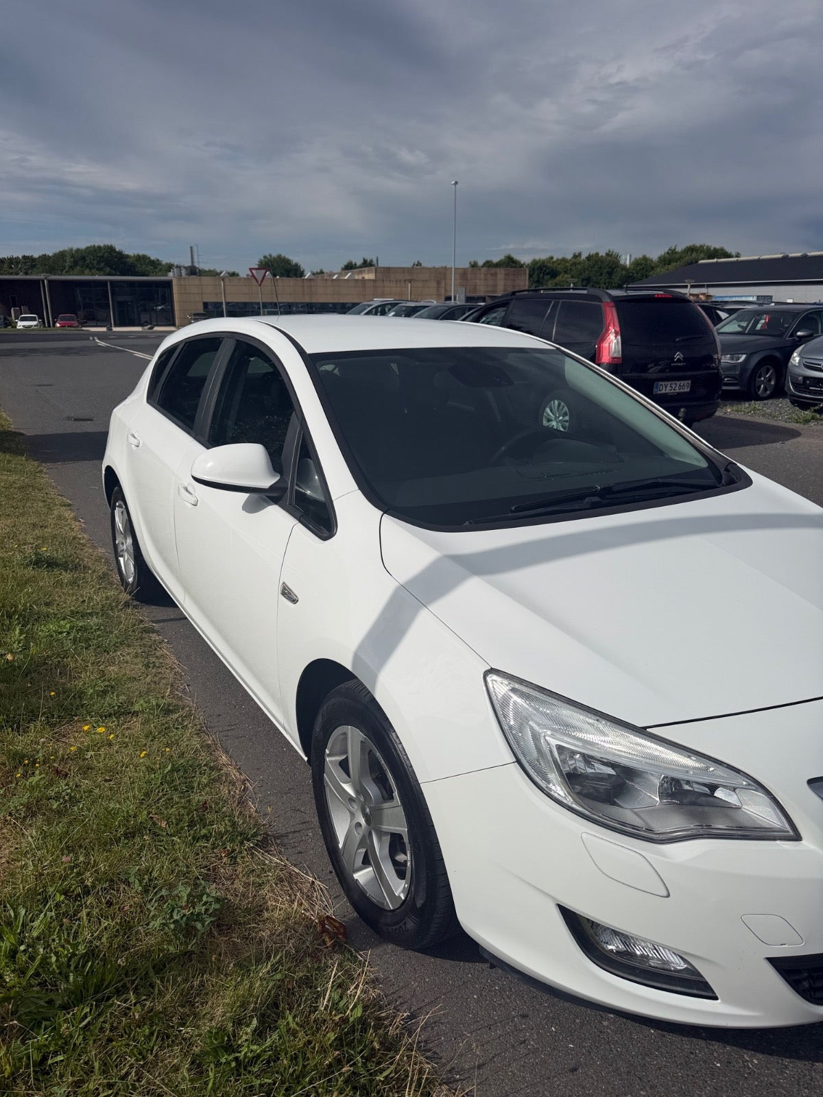 Hvid Opel Astra fra 2012