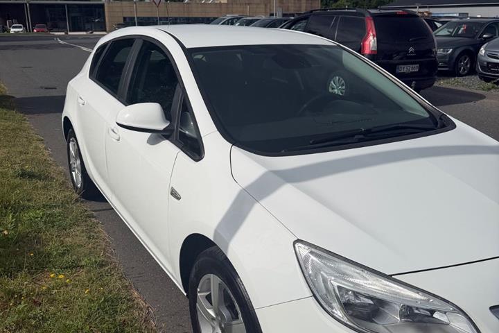 Hvid Opel Astra fra 2012