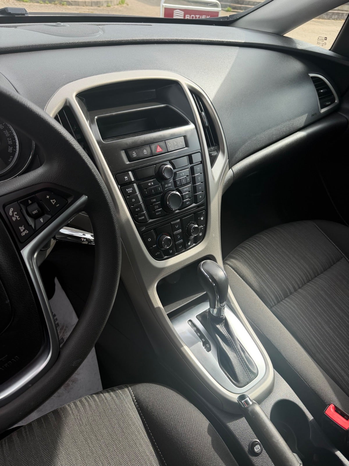 Hvid Opel Astra fra 2012