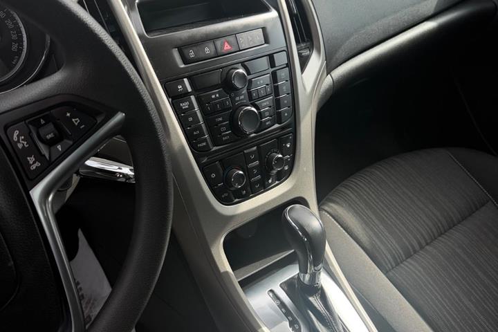 Hvid Opel Astra fra 2012
