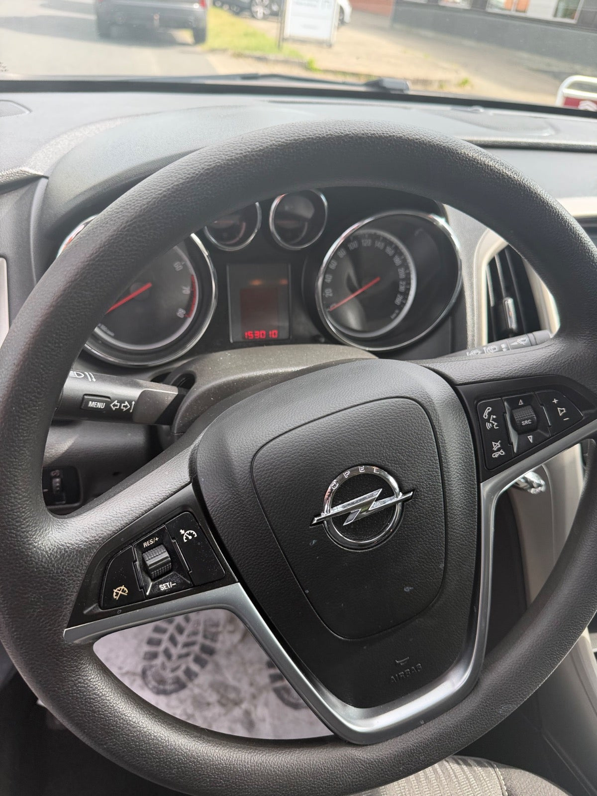 Hvid Opel Astra fra 2012