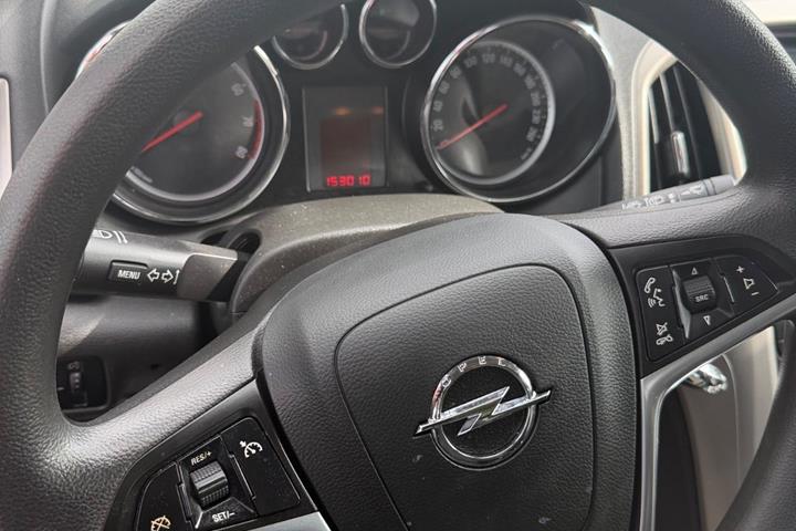 Hvid Opel Astra fra 2012