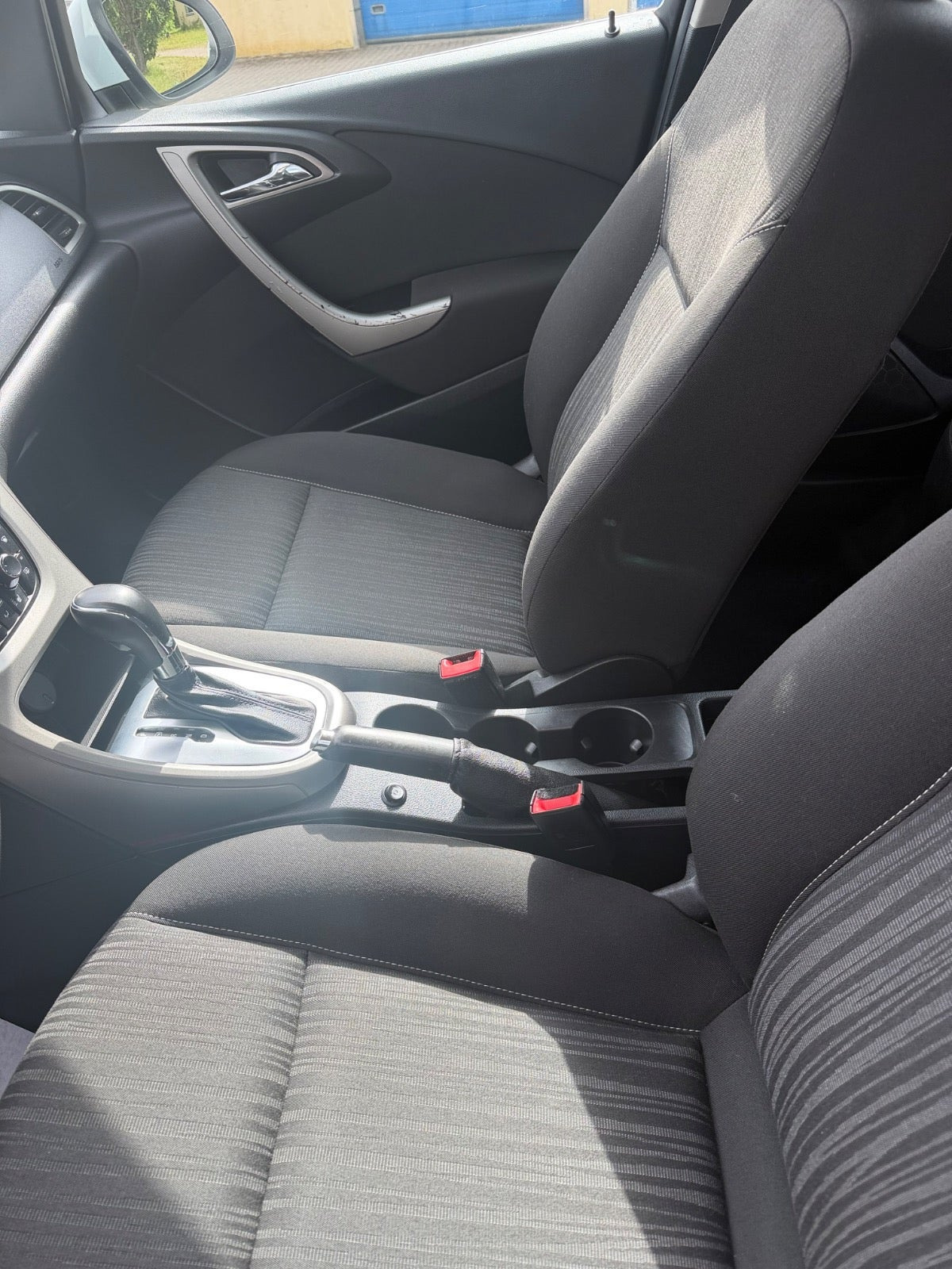 Hvid Opel Astra fra 2012