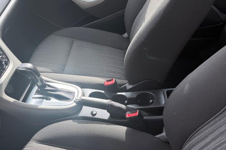 Hvid Opel Astra fra 2012