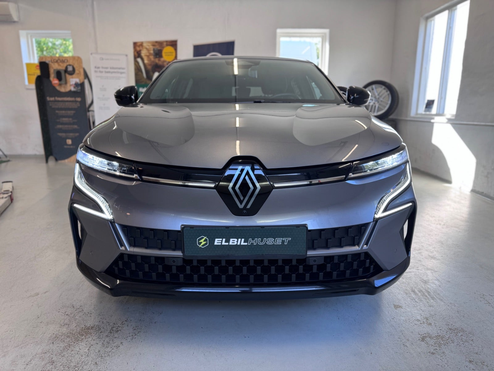 Grå Renault Megane E-Tech fra 2024