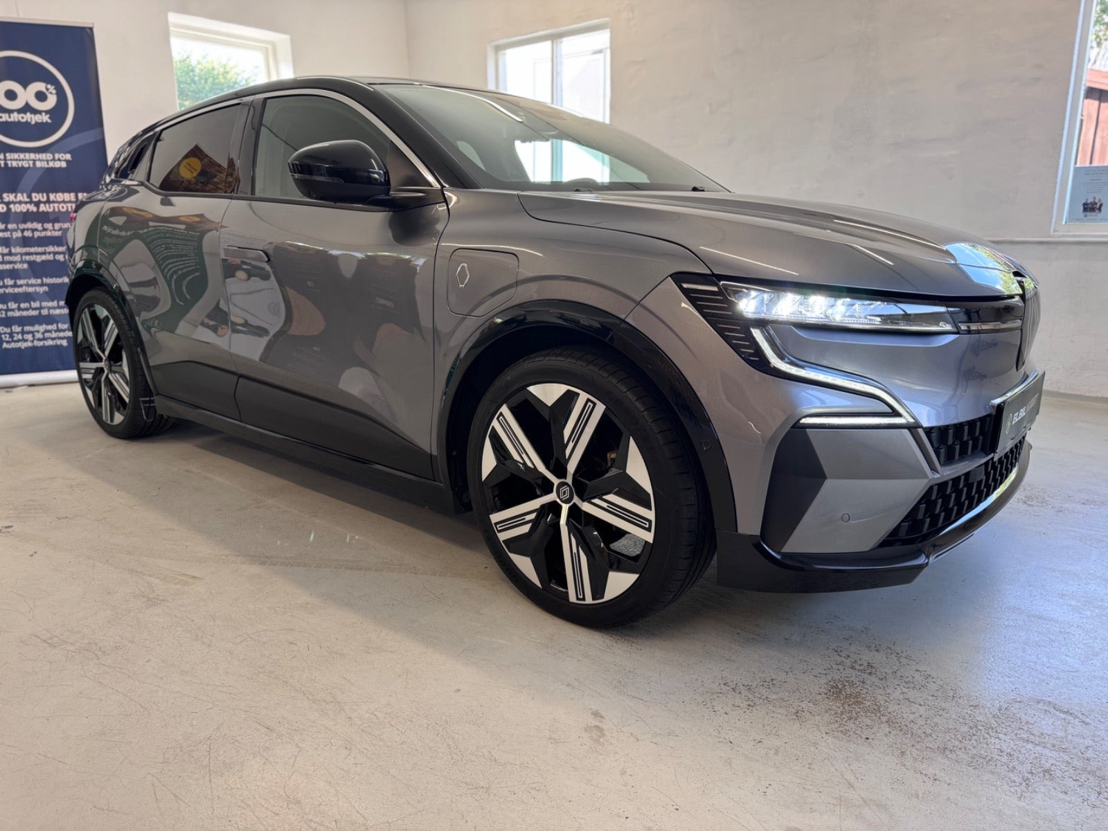 Grå Renault Megane E-Tech fra 2024