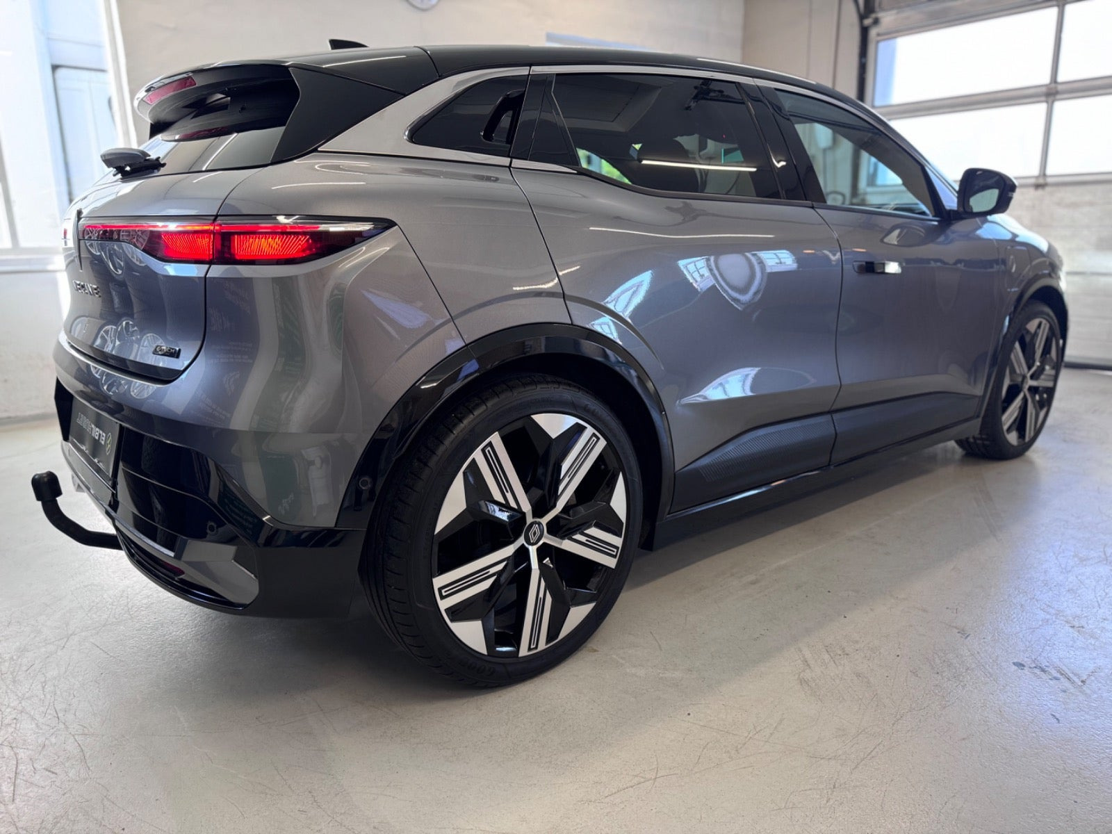 Grå Renault Megane E-Tech fra 2024