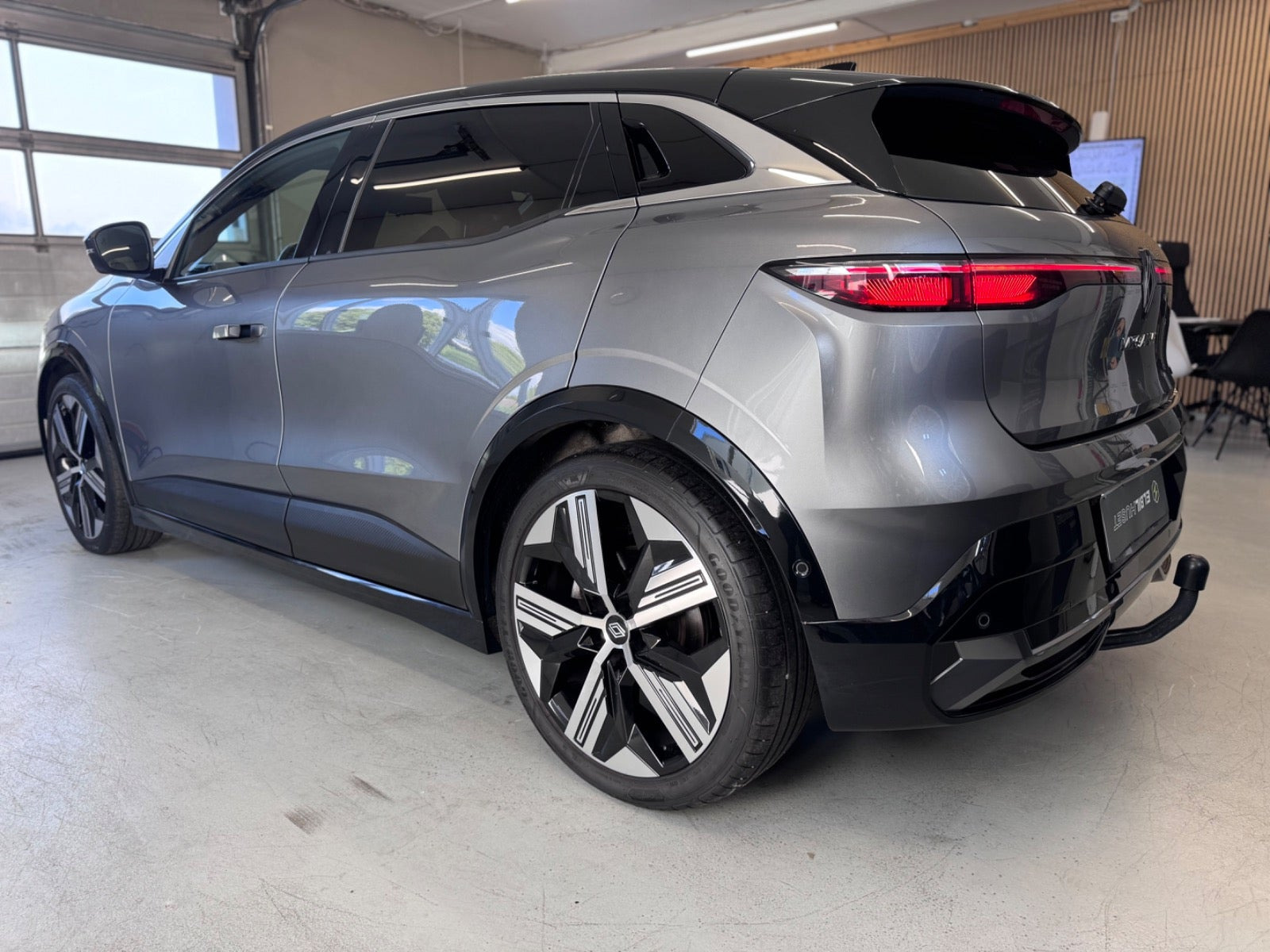 Grå Renault Megane E-Tech fra 2024